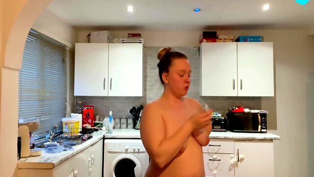 Amateur Teenager Naked Cleaning