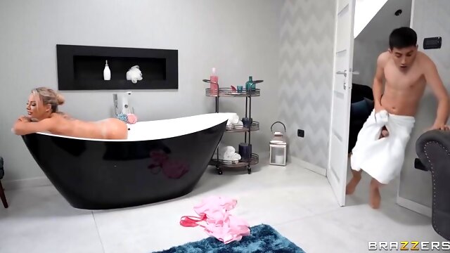 Isabelle Deltore In Balls Deep In The Milfs Bubble Bath