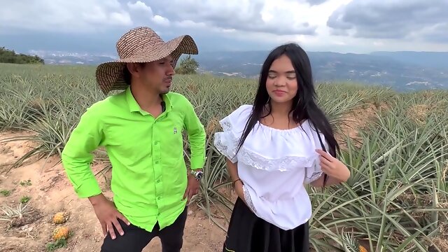 Joven Campesina Santandereana Quiere Cosechar Pinas Y Cosecha Una Yuca Grande Rellena De Leche Crema