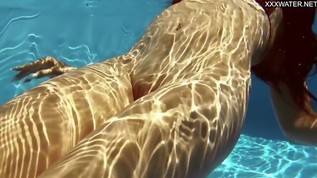 Big ass Latina Yenifer Chacon swimming