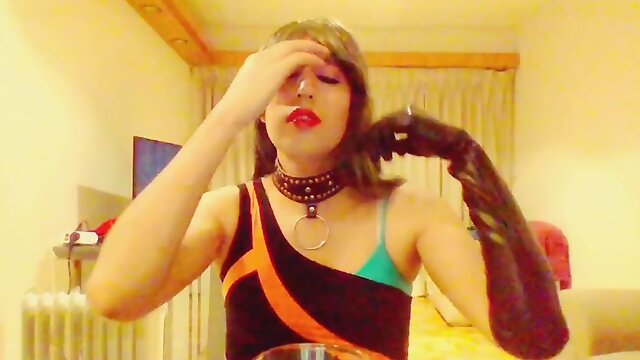 Sissy crossdresser masturbates and takes pictures