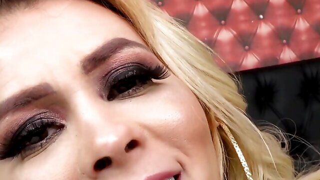 Blonde Tranny Leticia Rodrigues Bends Over for The Fucking Machine