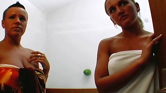 Two geile lesben ficken sich mit strap dildo