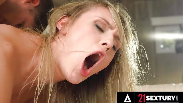 21 SEXTURY - Wild Linda Leclair Gets Her Mouth Fucked And Both Holes Plumbed With Intense DP