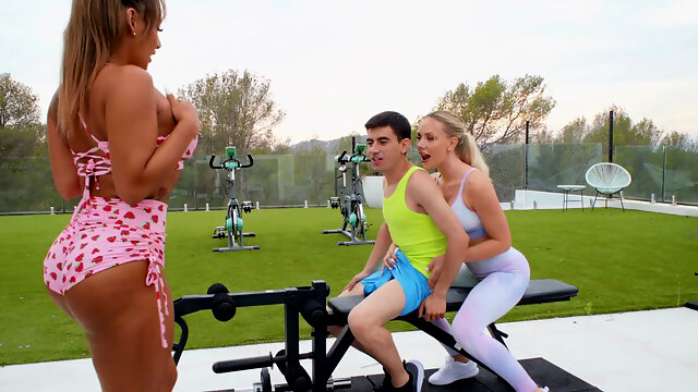 Working out by the pool by sucking and having anal sex