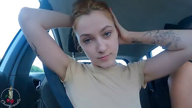 Risky blowjob in the car while driving