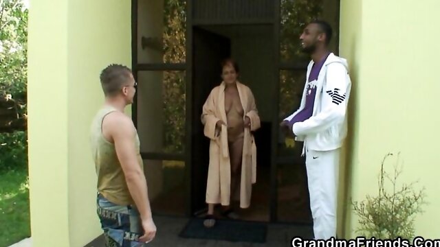 Aristocratic doxy at granny threesome action