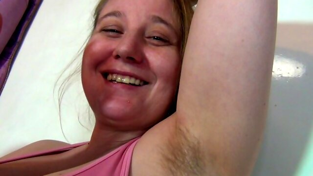 I show my armpit hair while talking nonsense. Hungarian. Magyar nyelvű videó