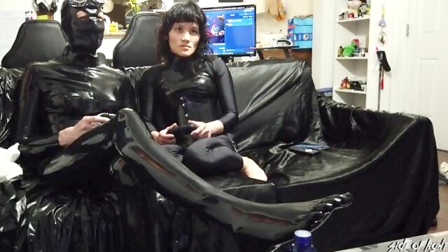 Gaming in Latex e Zentai - Side Of Light
