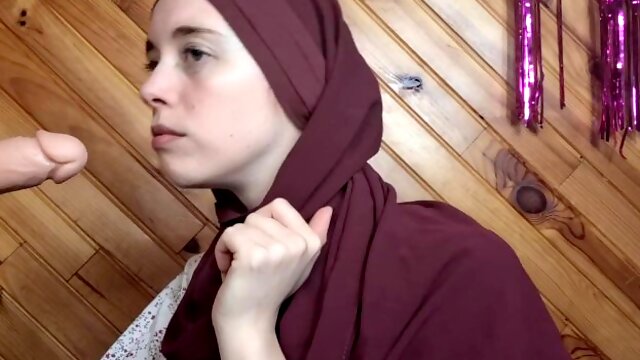Une belle musulmane étudiante découvre un gode dans les affaires de sa sœur et le goutte