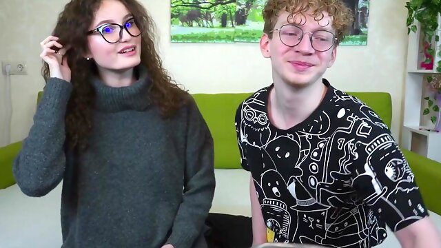Rothaariges Amateurpaar fickt vor der Webcam – Brünette Teenie-Camgirl-Schlampe mit Brille