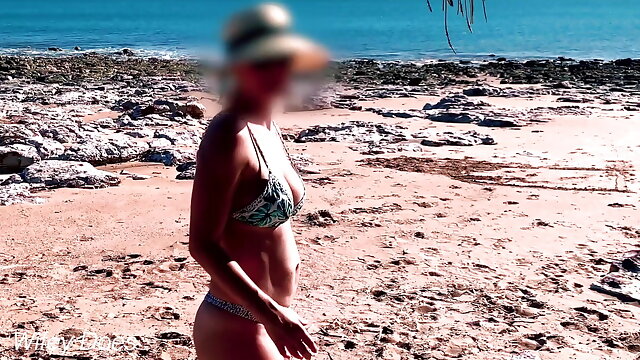 Micro Bikini, Strand Flashing