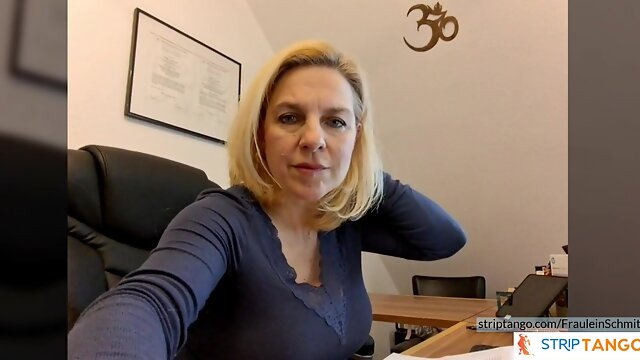 FrauleinSchmitt Erotic display at stripTango