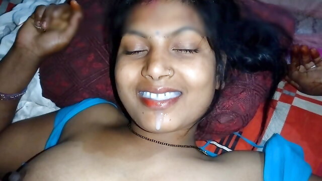 Desi Bhabhi Mouth Fisting mouth in hand