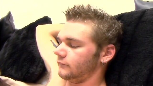 Slender amateur cock penetrates pussy in naughty threesome