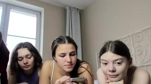 Групповой секс подростков в любительском видео
