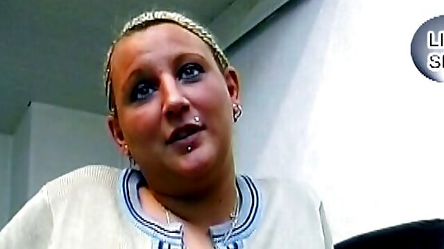 Une blonde allemande potelée aime recevoir une grosse charge de sperme sur son visage
