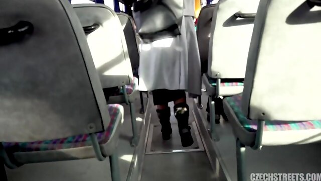 Maman luxueuse tchèque clouée dans un bus public