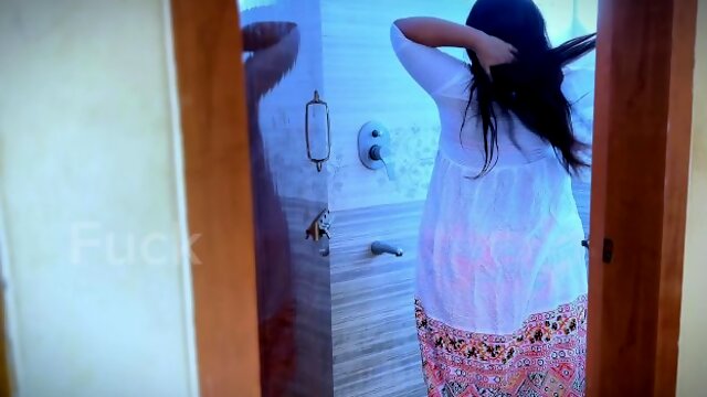 العاهرة لا تستطيع دفع إيجار المنزل، لكن في المقابل يمكنها ممارسة الجنس في الحمام - Egypt Thick Butt