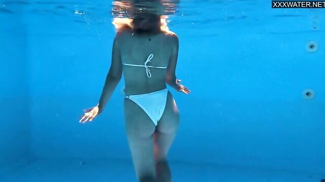 Underwater Show featuring Sofi Otiss solo female sex