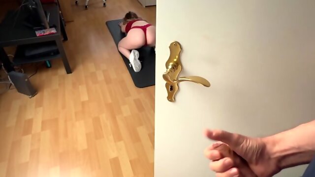 DICKFLASH in STUDENTS APARTMENT: a sexy college girl sees my hard cock and cant resist