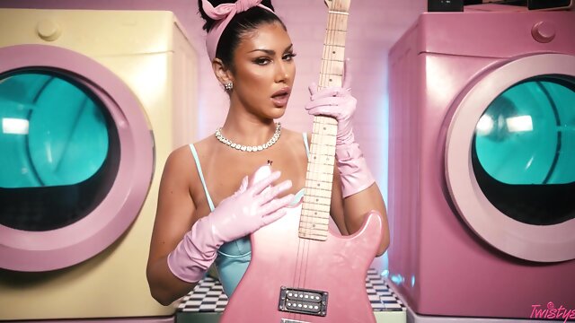 Queenie Sateen hot solo video