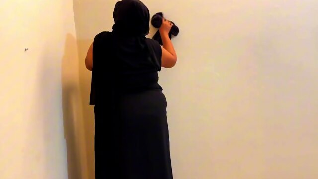 الحجاب والبرقع يرتدي الحمار خادمة مسلمة سعودية استغل من قبل رئيسها عندما تقوم بالتنظيف - Saudi Maid