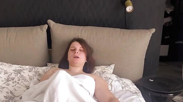 Amateur WIFE masturbating pussy play under the sheets
