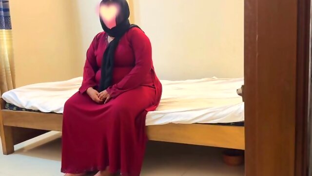 يمارس الجنس مع حماة مسلمة ممتلئة ترتدي البرقع الأحمر والحجاب Fucking Chubby red burqa & Hijab - Cum