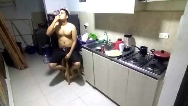 Con mi madrastra en la cocina tomando cerveza y bailando delicioso nalgas enormes colombiana latina