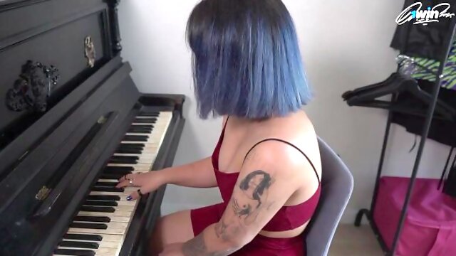 SUBMISSIVE GIRL GOT A FREE PIANO LESSON