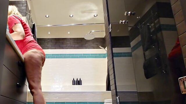 Hot white blondie parades thick ass in bottomless bathroom video