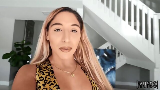 Hot Chick With A Killer Body Spreads Her Pussy Lips