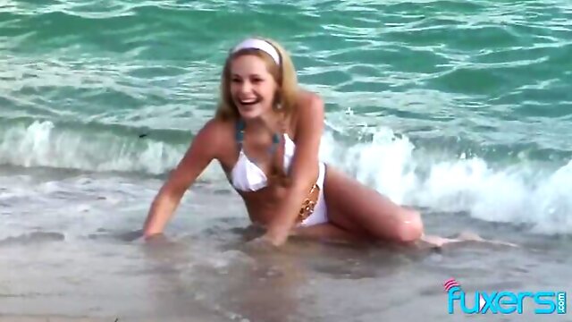 Im Freien, Jungendliche, 18 Jahre, Bikini