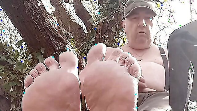 Fat pascal and his smelly feet and piss in forest with super techno music