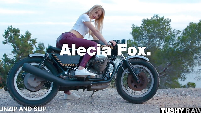 Tushyraw, Alecia Fox