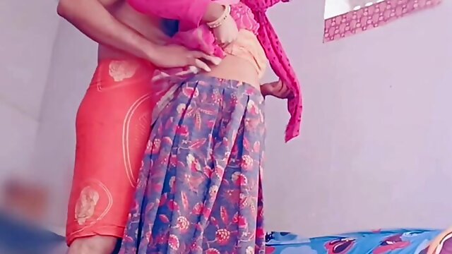 Home alone (CAUGHT CAMERA)Desi maid ne bartan dhone ke bahane apane Malik ke sath chud gahi Pati ke jane bad Bhabhi chud gai