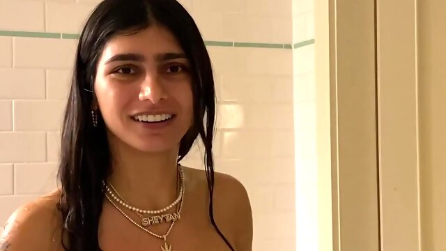 Fatto In Casa, Mia Khalifa, Adolescente