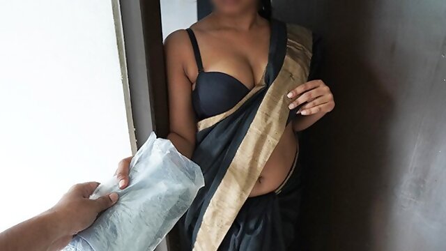 ටීචර්ගේ සාරියට රැවටුන ඩිලිවරිකොල්ලා Sri Lankan Sinhala Sex Teacher HotSaree fuck with delivery guy x