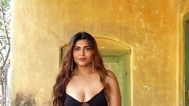 Chubby Indian Slut Gets Creampied in her Hairy Pussy