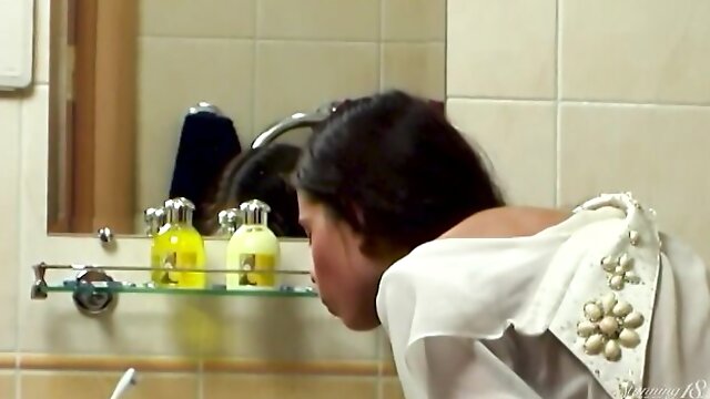 Emotional girlfriend at hot body video