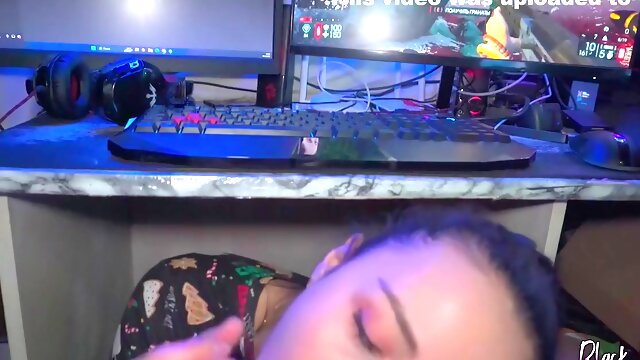 Newbie Streamer Takes Her First Donate Under Table